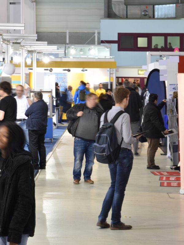 Fachmesse mit verschiedenen Ständen